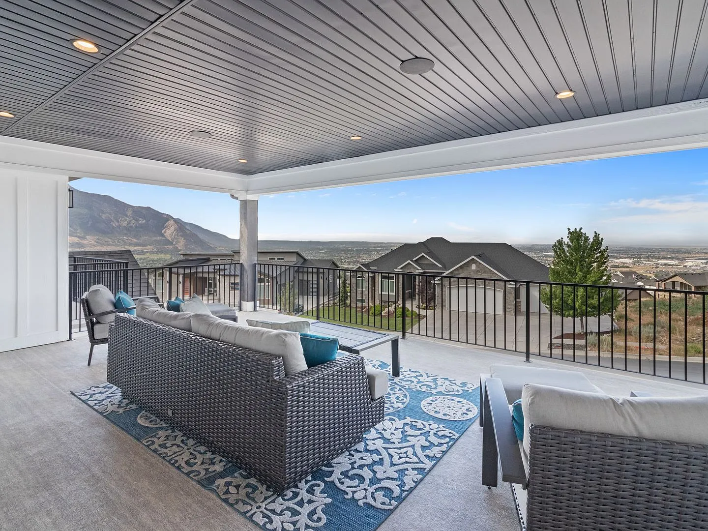 Beautiful luxury home, 3 car garage, amazing views, covered deck, oversized great room. — Photo 2