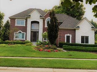 18213 Parkshore Dr, Northville, MI 48168