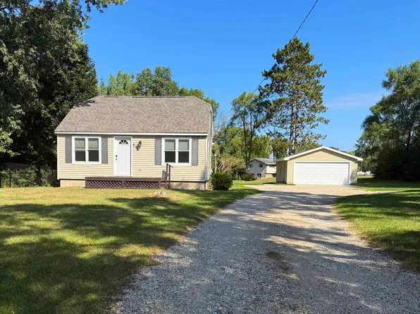 215 E Surrey Rd, Farwell, MI 48622