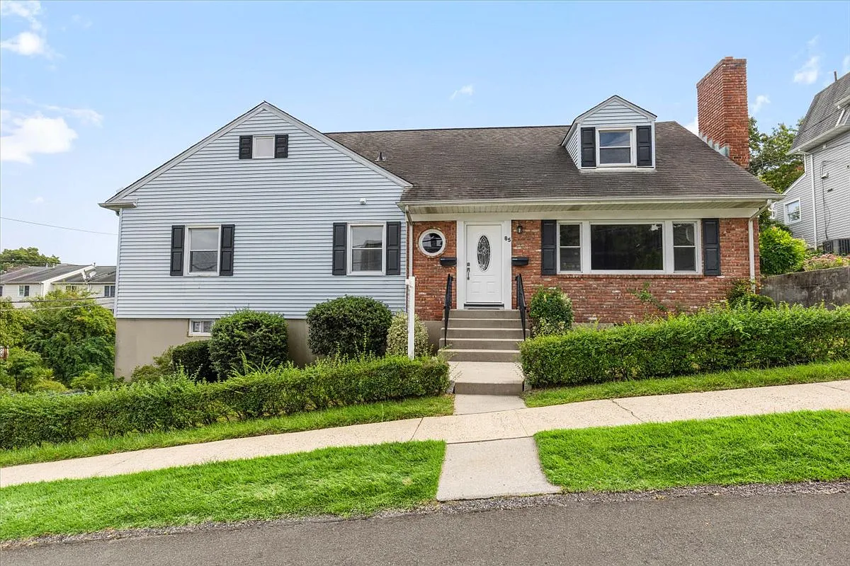 85 Franklin Ave — Photo 1