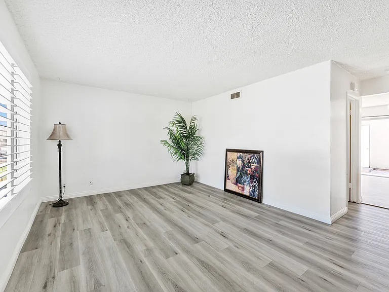 802 1/2 Silver Fir Rd — Photo 2