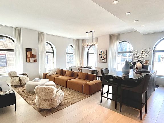 2nd image of 130 William St #33E