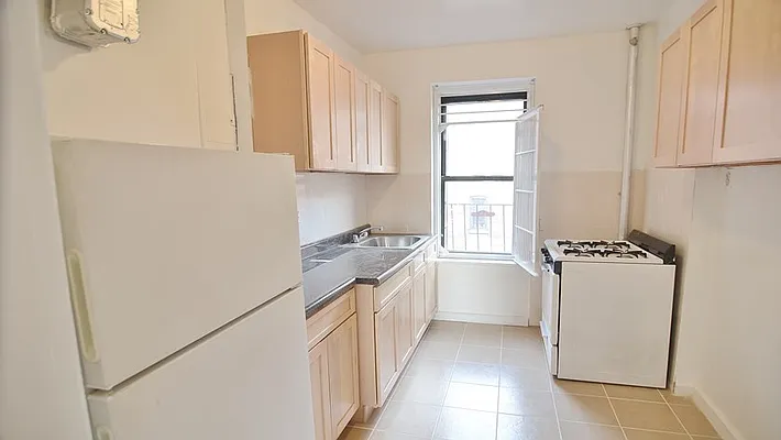 Rented by Park Property Advisors | media 9