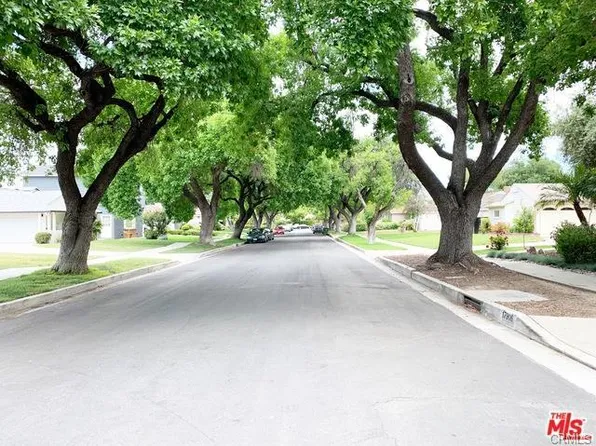 17906 Tarzana St, Encino, CA 91316