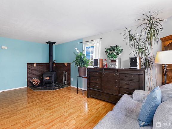 5th image of 17937 Iris Place SW
