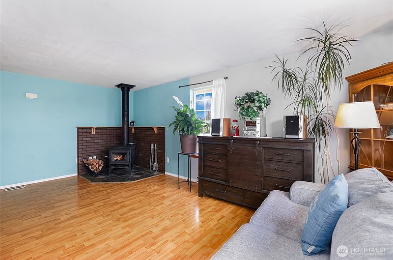 5th image of 17937 Iris Place SW