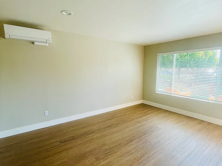 1x1 - 480 SqFt - Kitchen /Living Room