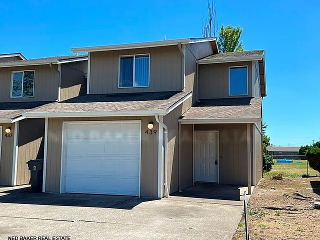 3 bed, 1.5 bath, 1050 sqft, $1,650 — Photo 1