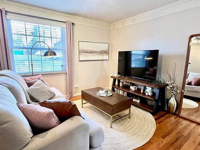 2 bed, 918 sqft, $1,797 — Photo 3