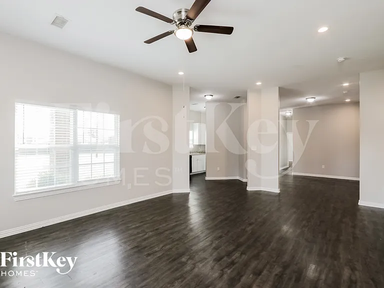 1633 Mockingbird Ln — Photo 4