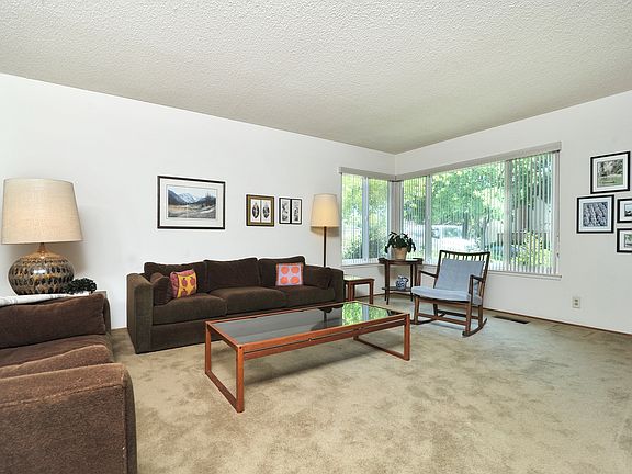 5th image of 637 Endicott Dr