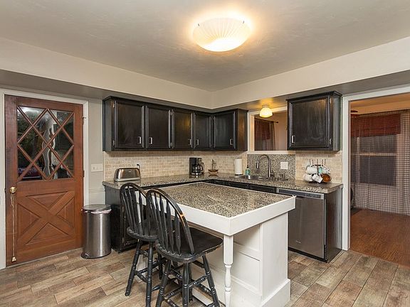 4th image of 526 Woodside Dr