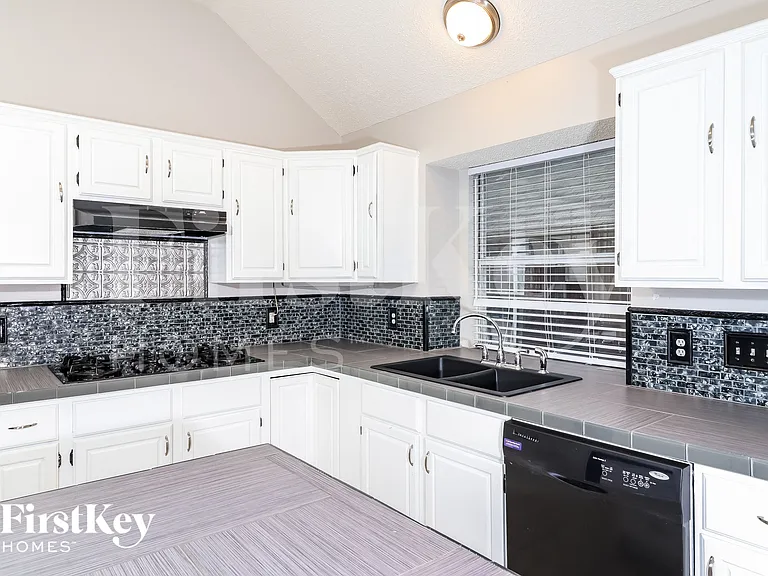2210 Stillwater Dr — Photo 5