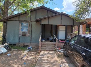 233 Old Lake Rd, Smithville, TX 78957