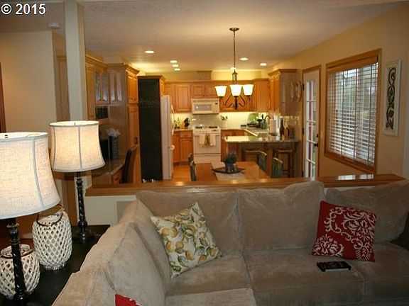 4th image of 2758 NE Charlois Dr