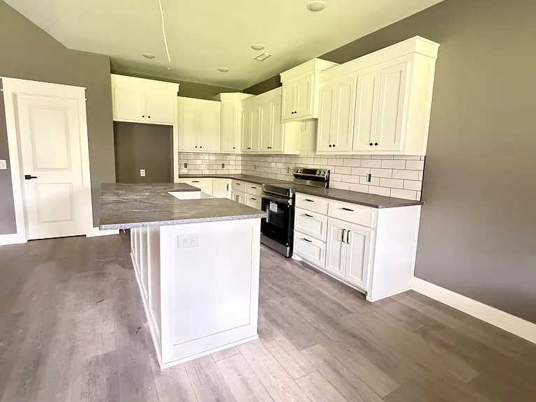 385 W Smith St — Photo 3