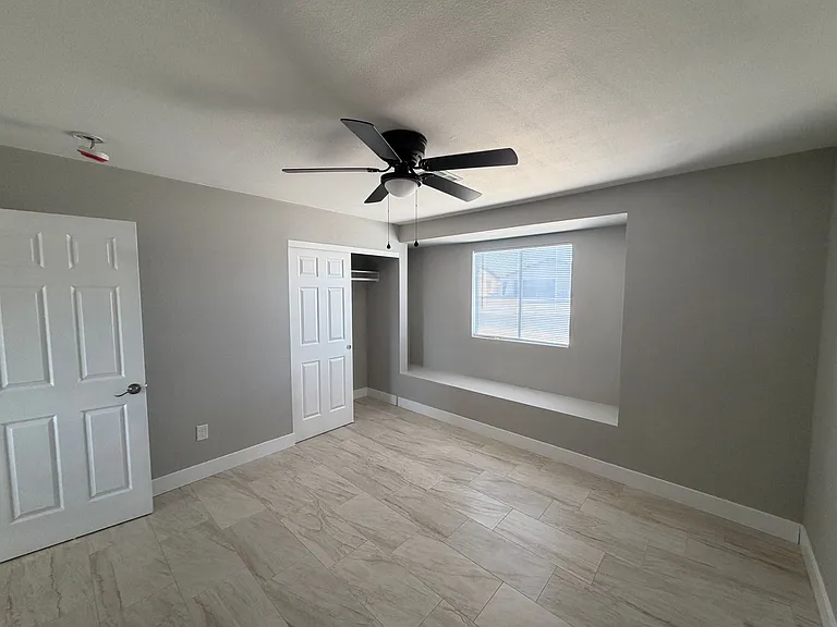 2501 W Sweetwater Ave — Photo 20