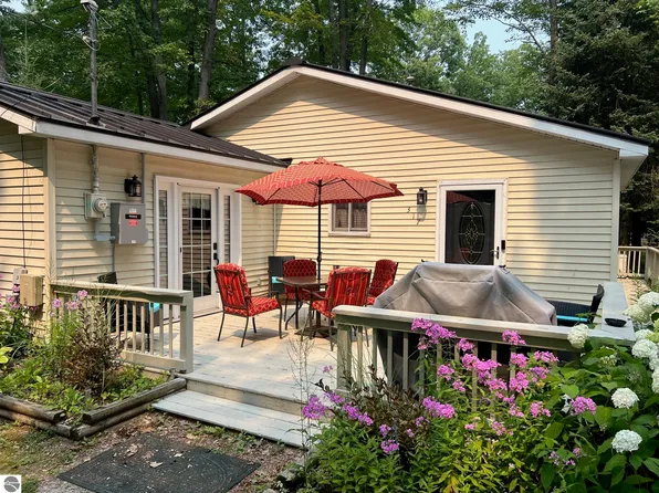 317 Oak Tree Dr, Lake George, MI 48633