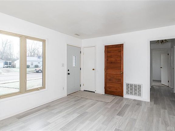 5th image of 434 Marchmont Dr
