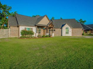 409 Williamsburg Ave, Clute, TX 77531