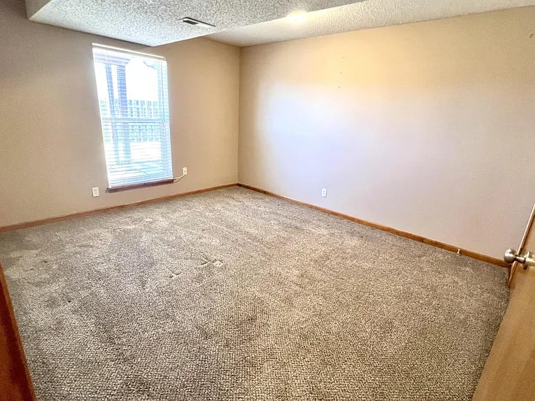 512 N Grove St — Photo 15