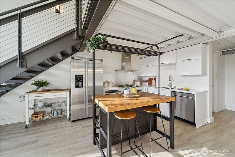 5th image of 2914 E Madison Street #209