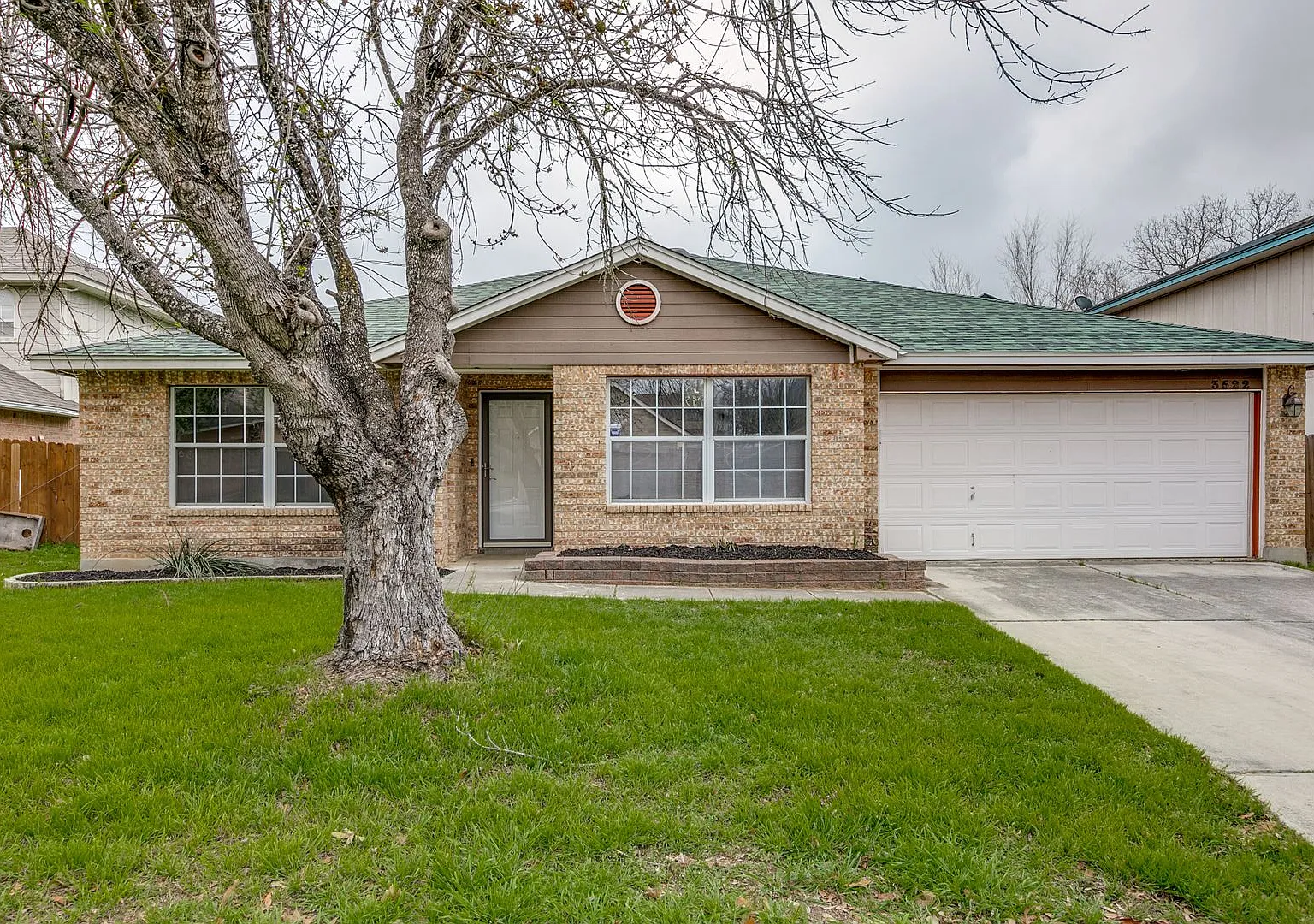 3-Bedroom Single-Story In Crestlake — Photo 1