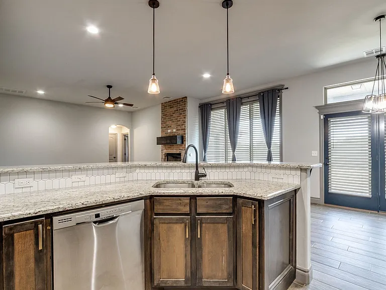 6133 Oxnard St — Photo 19