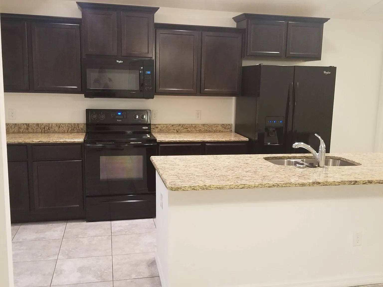 3 bed, 2.5 bath, 1986 sqft, $2,300 — Photo 2