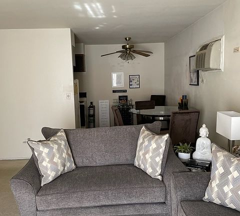 3rd image of 300 S Desplaines St #5
