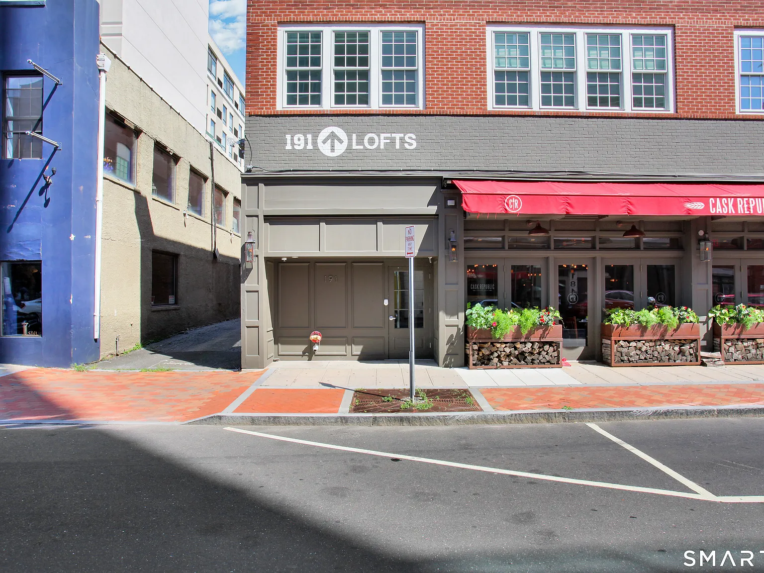 1 bed, 1.0 bath, 700 sqft, $2,450 — Photo 1