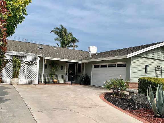Welcoming driveway w/plenty of parking
