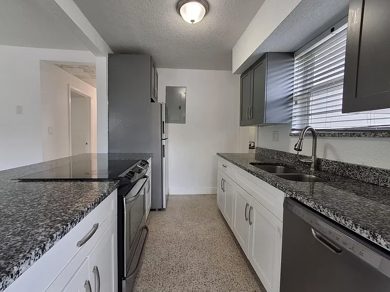 1624 NE 25th St #1624 — Photo 7