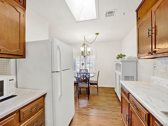 4th image of 279 Berwick Court #B