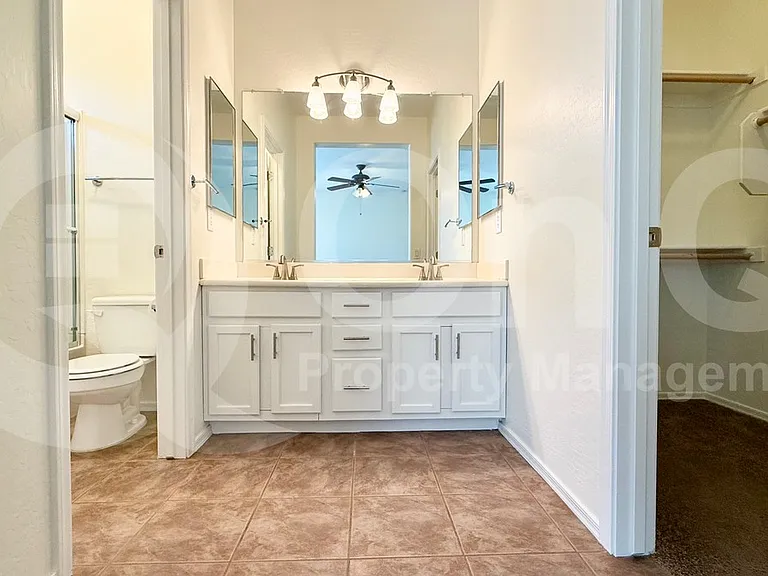 4502 E Oxford Ln — Photo 15