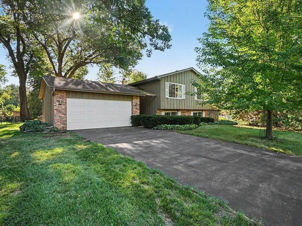 104 Sweetwater Dr, Apple Valley, MN 55124
