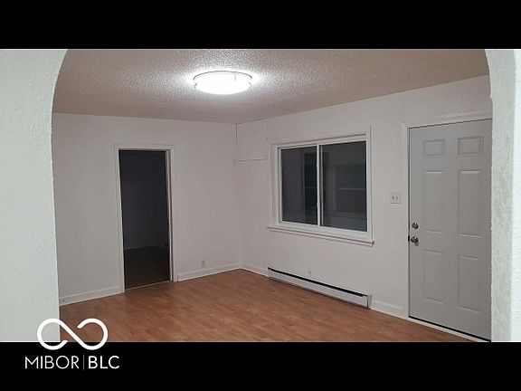 4th image of 925 W Main St