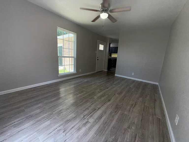 4911 Tennyson Dr — Photo 3