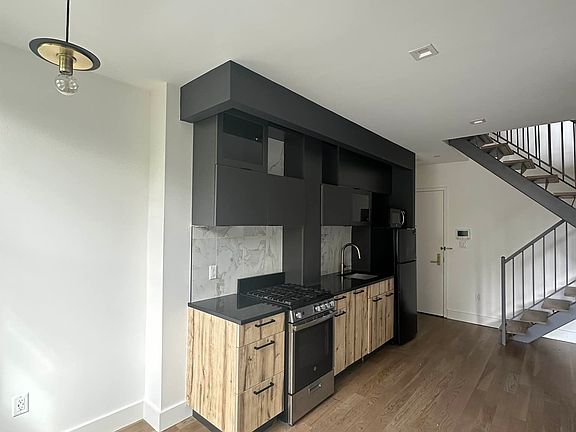 5th image of 1052 Dean St #4G
