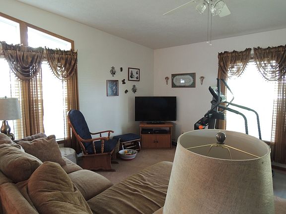 3rd image of 1403 Lurkins Ln