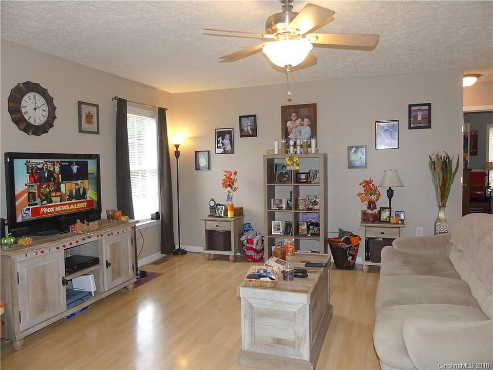 2nd image of 146 Autumn Woods Dr