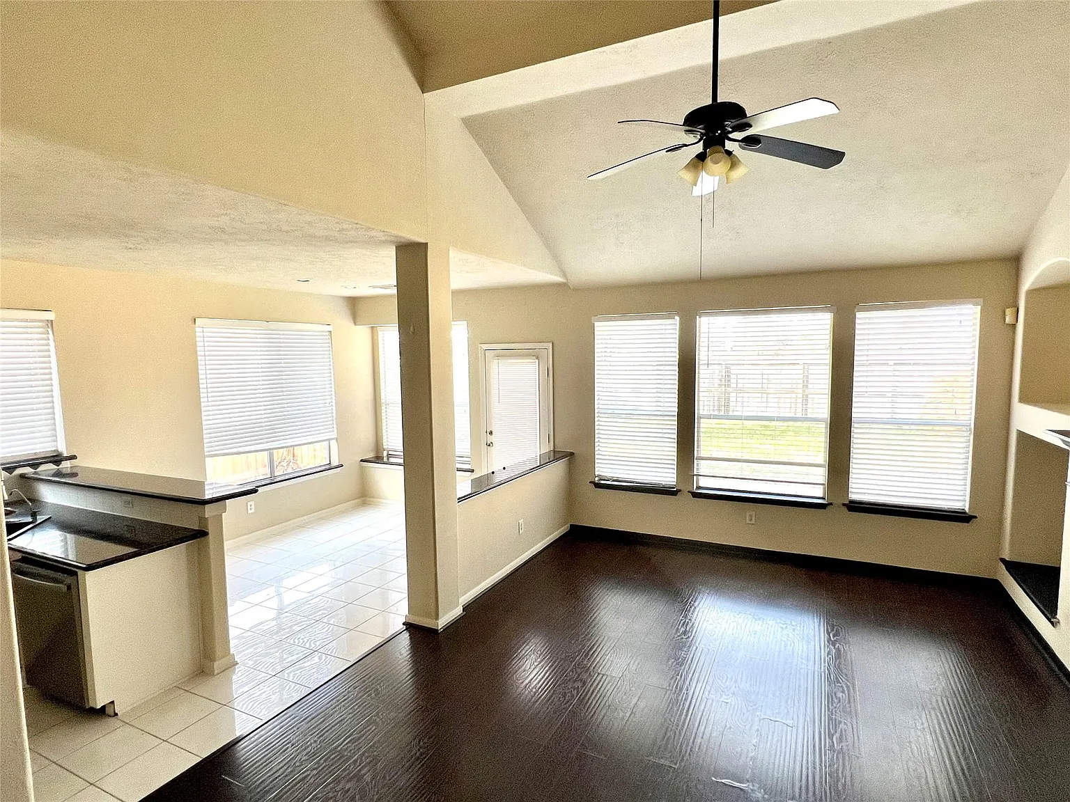 3 bed, 2.5 bath, 2265 sqft, $2,200 — Photo 3