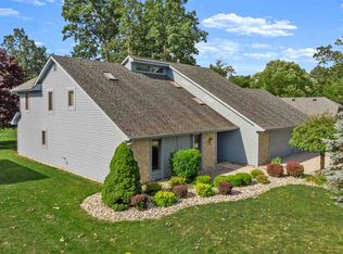 9025 Sunburst Ln, Fort Wayne, IN 46804