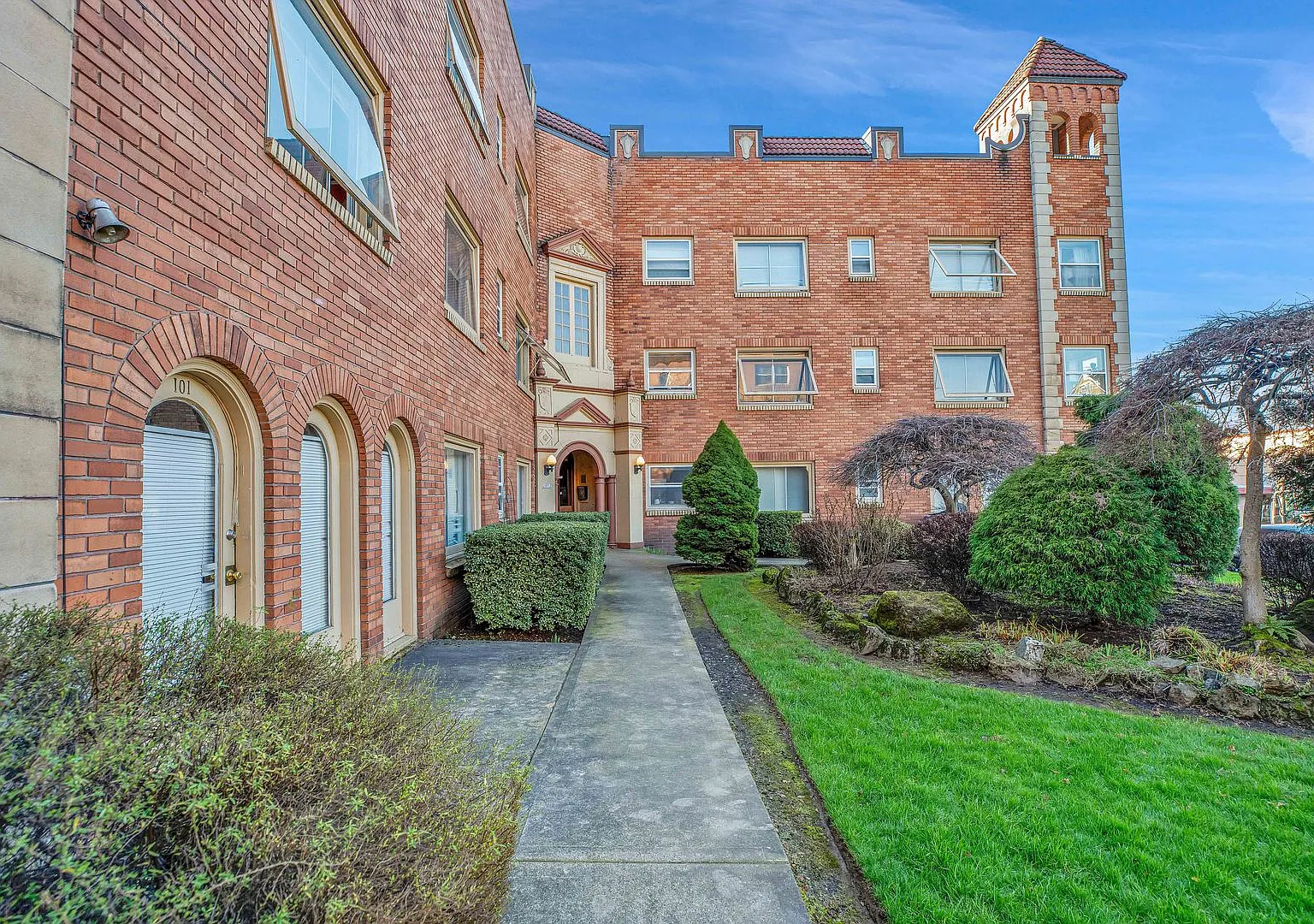 Discover Timeless Elegance in the Heart of Hawthorne — Photo 2