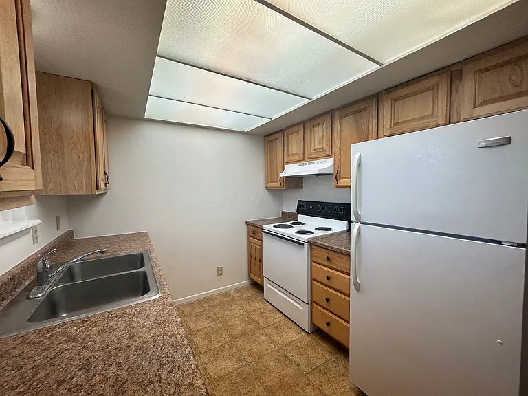 Main 819 S — Photo 12