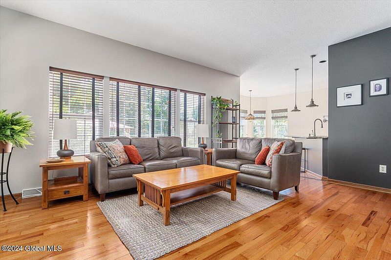 4th image of 8 Tern Court