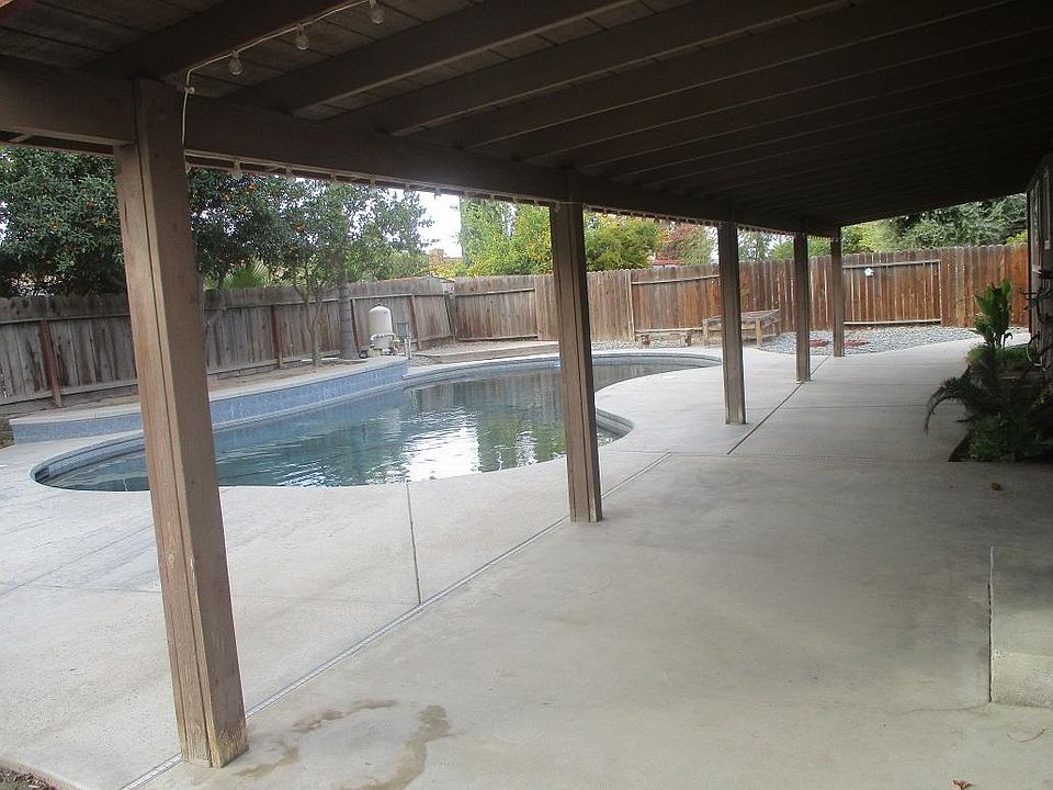 2nd image of 885 Redwood Ln