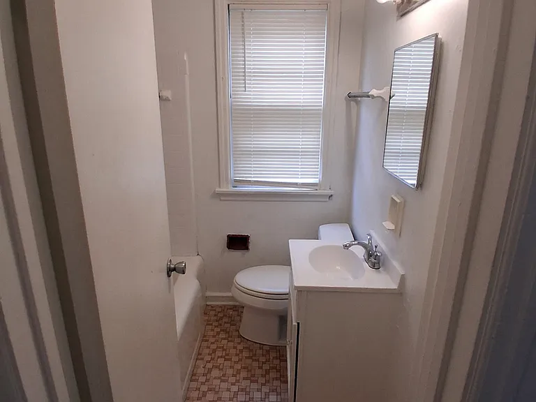 2605 W Victory Ln — Photo 4