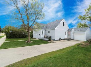 420 21st St NW, Minot, ND 58703