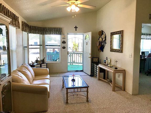 Living Room: 17x11